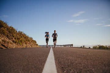 Obraz premium Joggers jogging together on country road