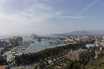Hermosas vistas de la ciudad de Málaga desde el castillo, Andalucía