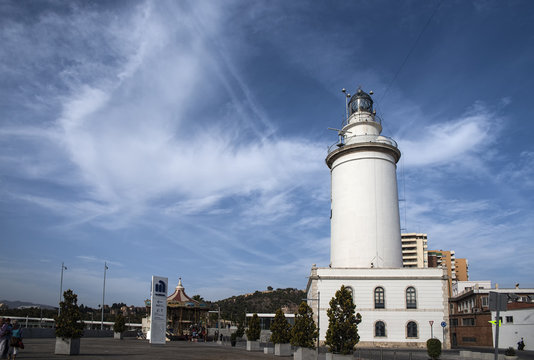Faro llamado la farola de Málaga situado en el puerto de la ciudad