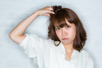 Fototapeta premium 頭皮をきにする女性