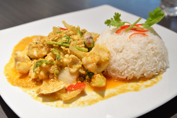 Fototapeta na wymiar Steamed rice with stir fried curry seafood, Thai-Chinese style, Thailand