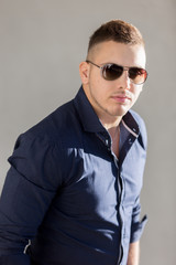 Obraz premium Portrait of good looking guy in sunglasses