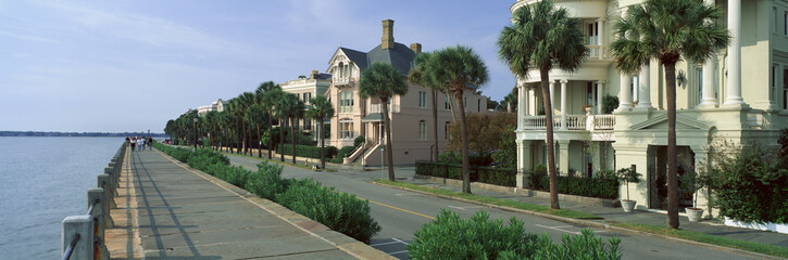 Obraz premium Ocean Atlantycki z zabytkowymi domami w Charleston, Karolina Południowa