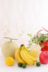 新鮮な果物とジュース