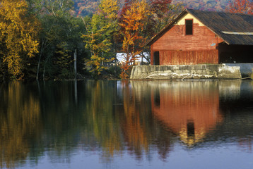 Fototapeta na wymiar Mill on river in Autumn in VT