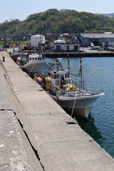 由良漁港／山形県庄内浜の由良漁港の風景を撮影した写真です。由良漁港は古くから良質な魚介類が水揚げされる事で全国的に知られています。東北地方のスーパーでは、由良漁港で水揚げされた魚介類に「由良産」とクレジットされるほどの知名度があります。由良漁港に隣接している由良海岸は、日本の渚100選、快水浴場100選にも選ばれた庄内浜のシンボル的な海岸で、その景観から「東北の江ノ島」と呼ばれています。