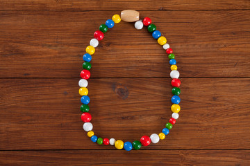Bunte Kette, Holzuntergrund, Textfreiraum