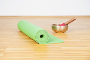 Germany, Cologne, Yoga mat, Klangschale, wooden floor, oak wood,