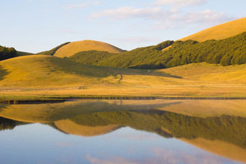 Specchio d'acqua con le montagne riflesse