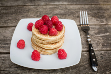 Pancakes mit Himbeeren auf Teller