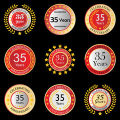 Jubiläumsbutton rot auf schwarzem Hintergrund