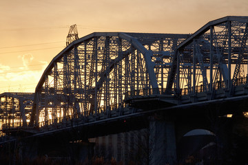 Obraz premium Sunset Silhouette view of Cumberland River Pedestrian Bridge, Nashville Skyline, Tennessee.