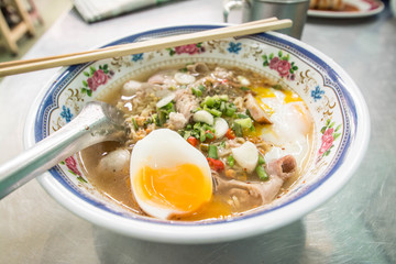  thai noodles with vegetables and soft boiled egg . 