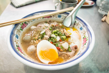  thai noodles with vegetables and soft boiled egg . 