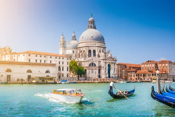 Fotobehang Gondel op het Canal Grande met de basiliek van Santa Maria della Salute, Venetië, Italië © JFL Photography