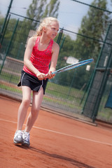 Mädchen spielt Tennis