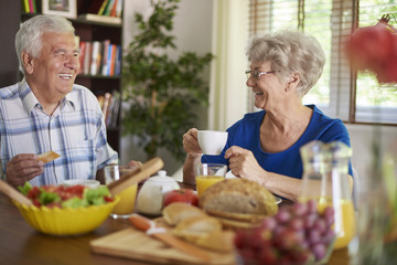 Fototapeta premium Beautiful day to eat breakfast together