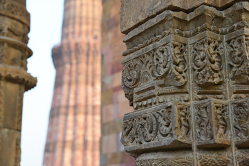 Obraz premium Carving Sandstone Columns in the courtyard of Quwwat-Ul-Islam mosque inside Qutub Minar complex