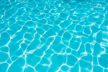 Obraz premium Pattern of blue water surface in swimming pool 