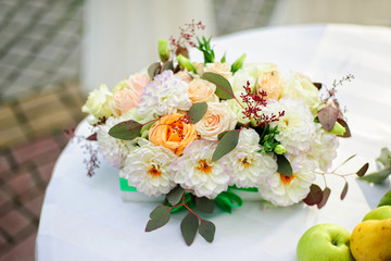 Obraz na płótnie Canvas Elegant flower arrangement n the white table for a wedding ceremony