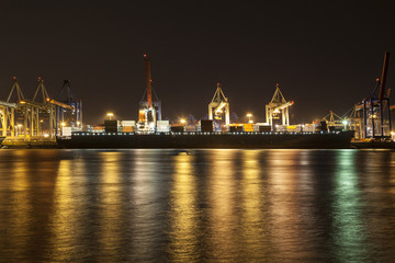 Obraz premium Containerschiff in Hamburg bei Nacht