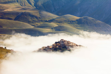 Piccolo paese fantasma tra la nebbia © Buffy1982