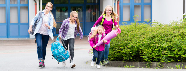 Familie mit zwei Schulkindern von Schule