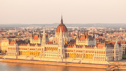 Fototapeta na wymiar Ungarisches Parlament in Budapest bei Sonnenuntergang