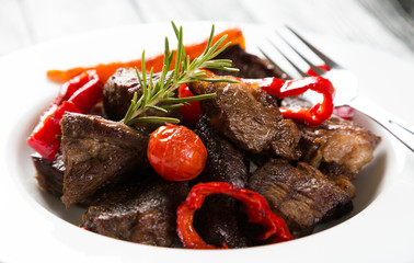 Slices of roast beef with vegetables