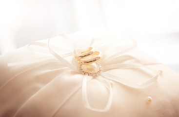 Wedding gold ring