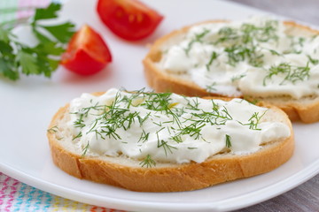 Sandwiches with cream cheese and vegetables