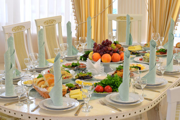 served table in restaurant