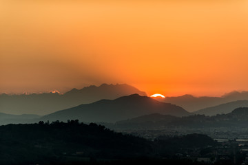 Silhouette del monte Resegone in Lombardia  al tramonto