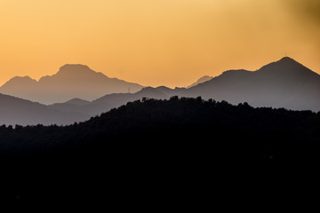Silhouette del monte Resegone in Lombardia  al tramonto