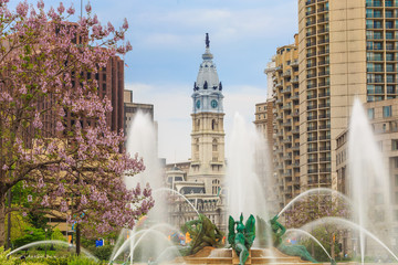Obraz premium Swann Memorial Fountain With City Hall In The Background