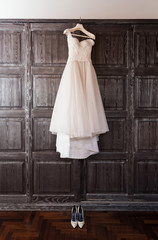 Abito da sposa bianco appeso sulla gruccia