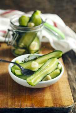 Pickled low-salt cucumbers