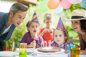 Obraz premium garden party with family for little girl's birthday