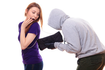Thief steals woman's purse