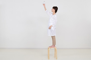 電球交換する女性