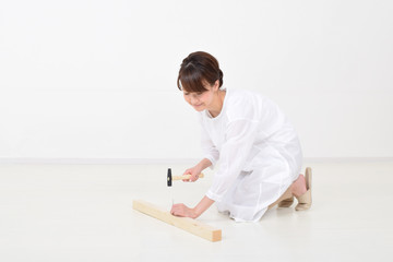 釘を打つ女性