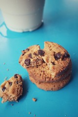 Chocolate chip cookies with milk