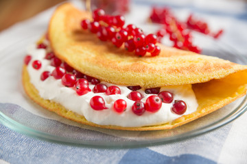 Süsses Omelette mit Quark und Johannisbeeren