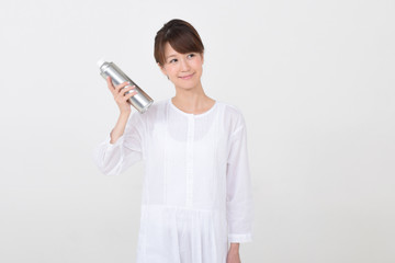 スプレーを振る女性