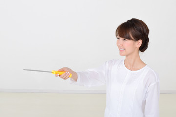 のこぎりを渡す女性