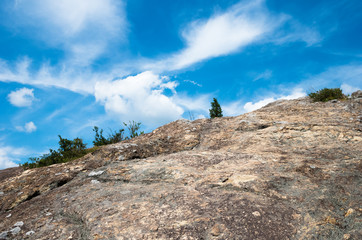 岩尾根越しの空