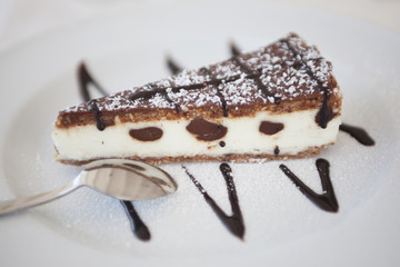 Fetta di torta al cocco e cioccolato