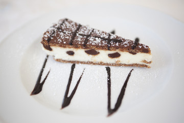 Fetta di torta al cocco e cioccolato