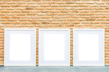 Fototapeta premium Blank frame on brick wall background