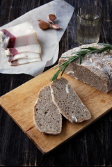 Хлеб с салом закуска под водочку.